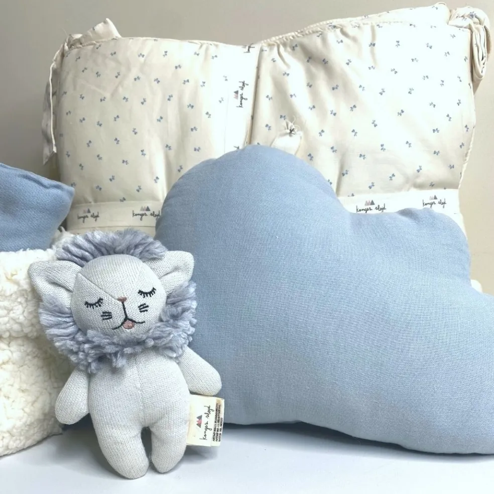 Konges Sløjd Mini Löwe Kuscheltier Rassel Grau