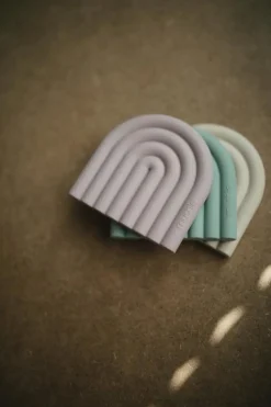 Mushie Beißring Regenbogen Mauve Lila