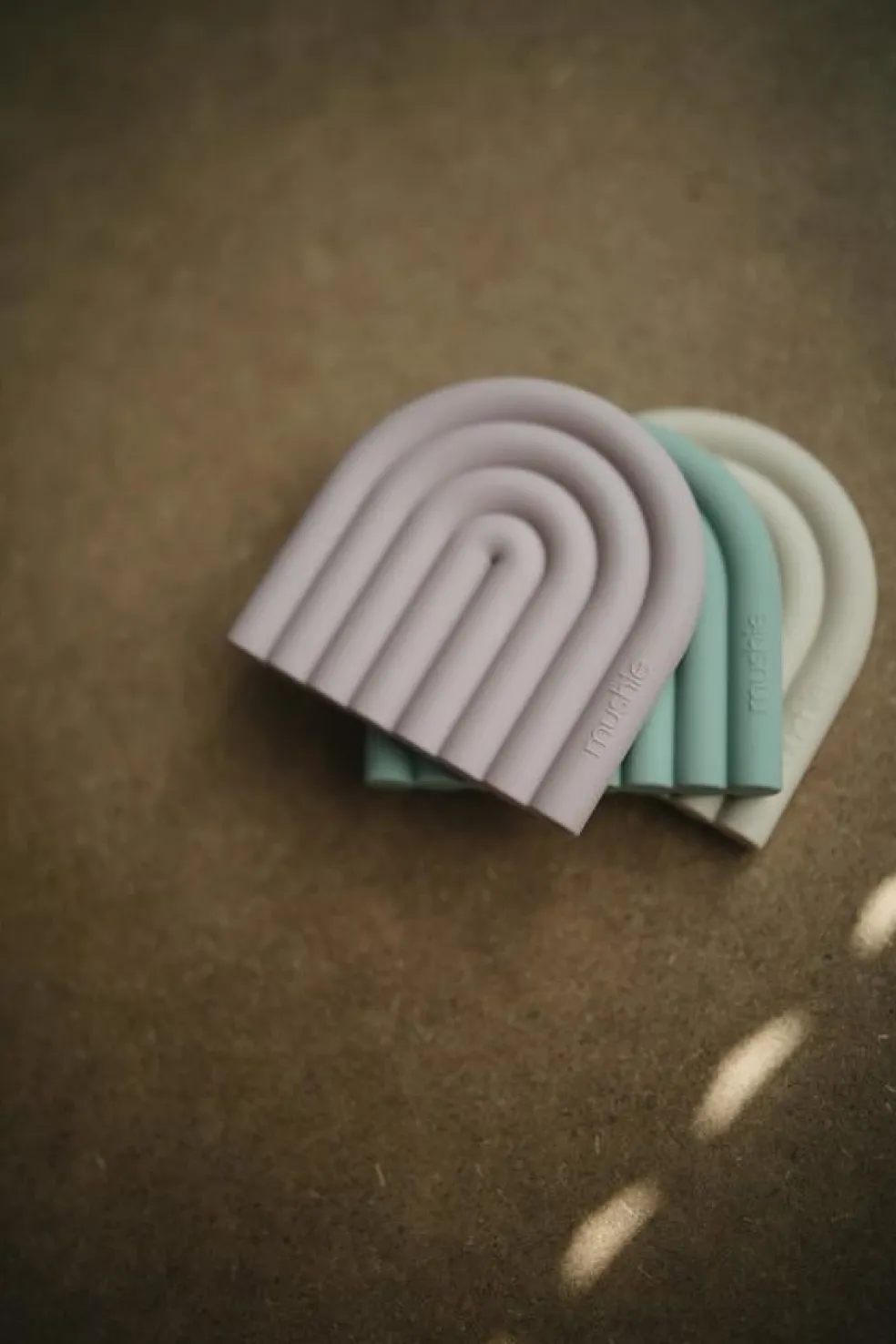 Mushie Beißring Regenbogen Mauve Lila