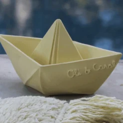 Oli & Carol Origami Boot Vanille Bad und Beißspielzeug